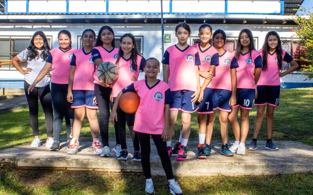 Pequeños jugadores, grandes campeones: Nuestro equipo femenino de baloncesto consigue el primer lugar