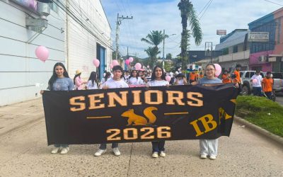 Nuestros estudiantes de undécimo grado se unen a la lucha contra el cáncer de mama en Siguatepeque